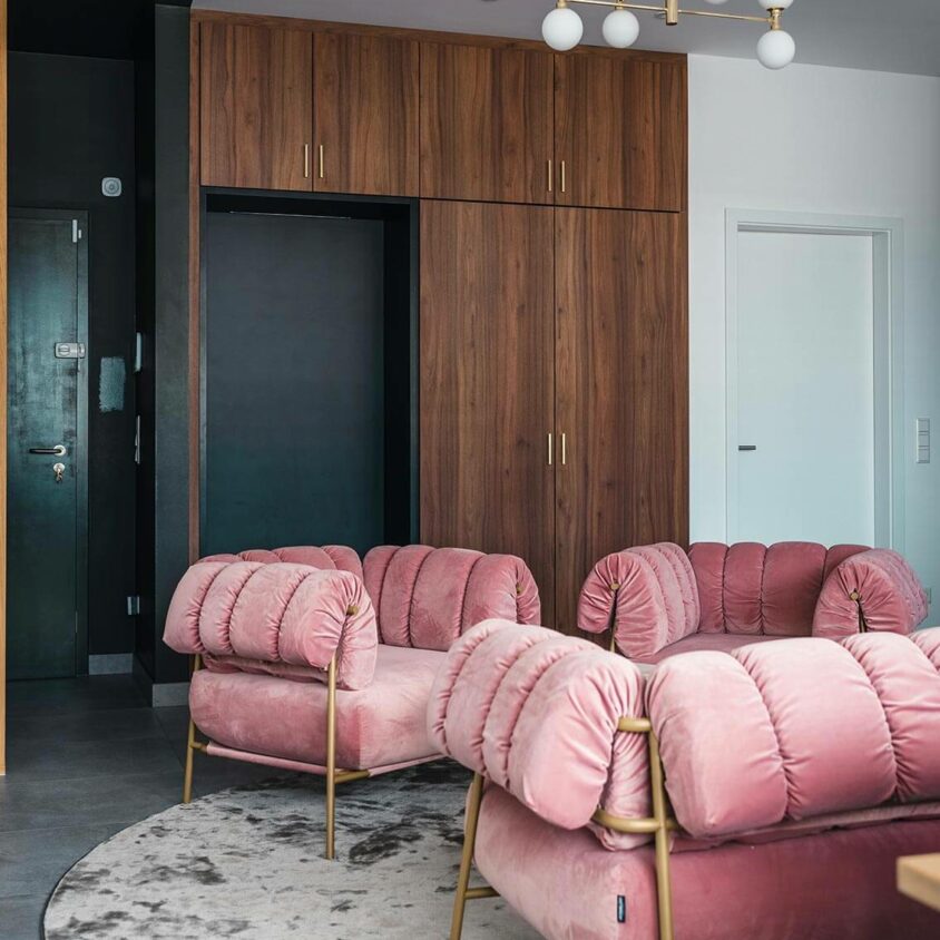 Aménagement intérieur de salon à Hespérange au Luxembourg - Armoire sur mesure réalisée par BeHome Interiors