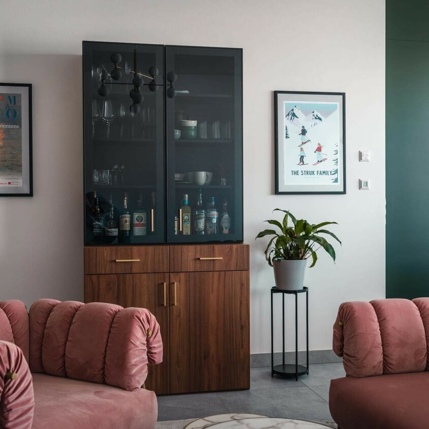 Aménagement intérieur de salon à Hespérange au Luxembourg - Meuble buffet sur mesure et fauteuil