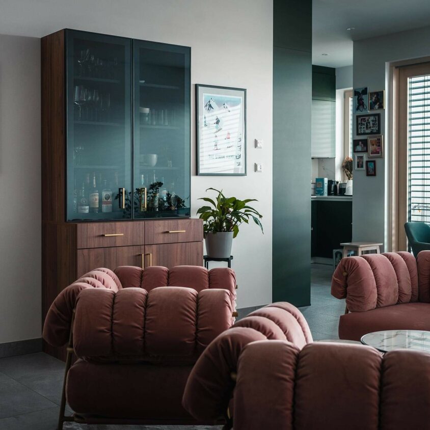 Aménagement intérieur de salon à Hespérange au Luxembourg - Meuble buffet sur mesure et fauteuil