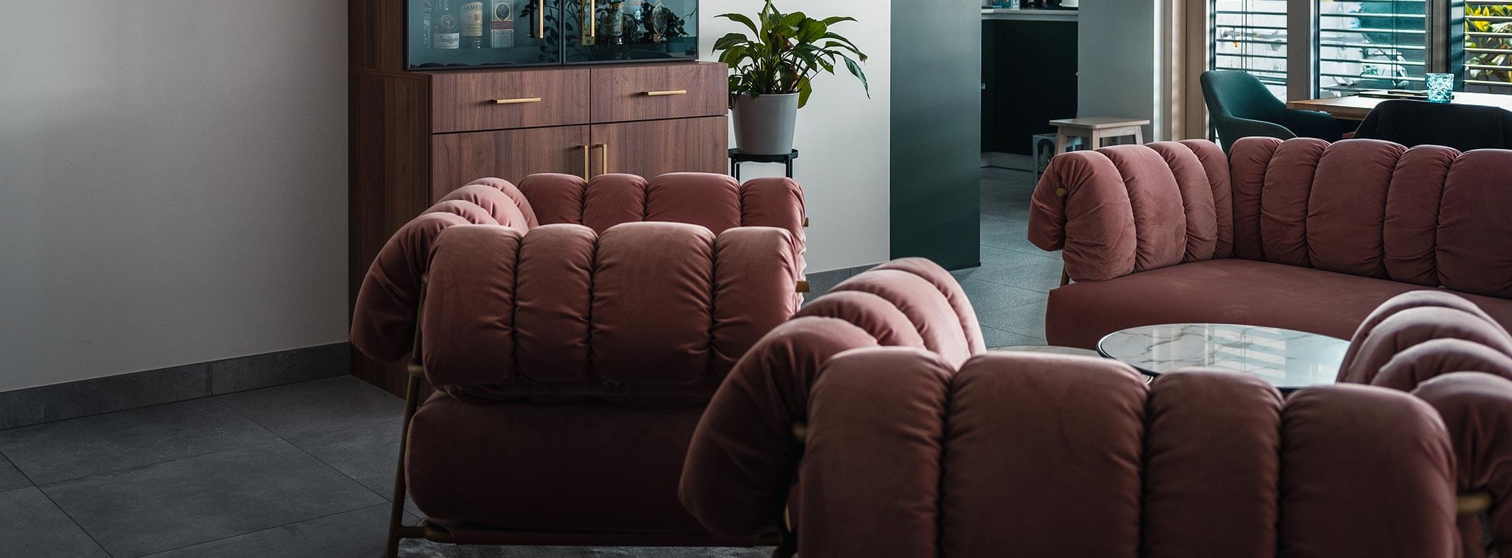 Aménagement intérieur de salon à Hespérange au Luxembourg - Meuble buffet sur mesure et fauteuil