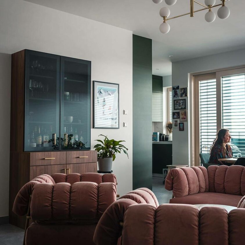 Aménagement intérieur de salon à Hespérange au Luxembourg - Buffet sur mesure réalisé par BeHome Interiors