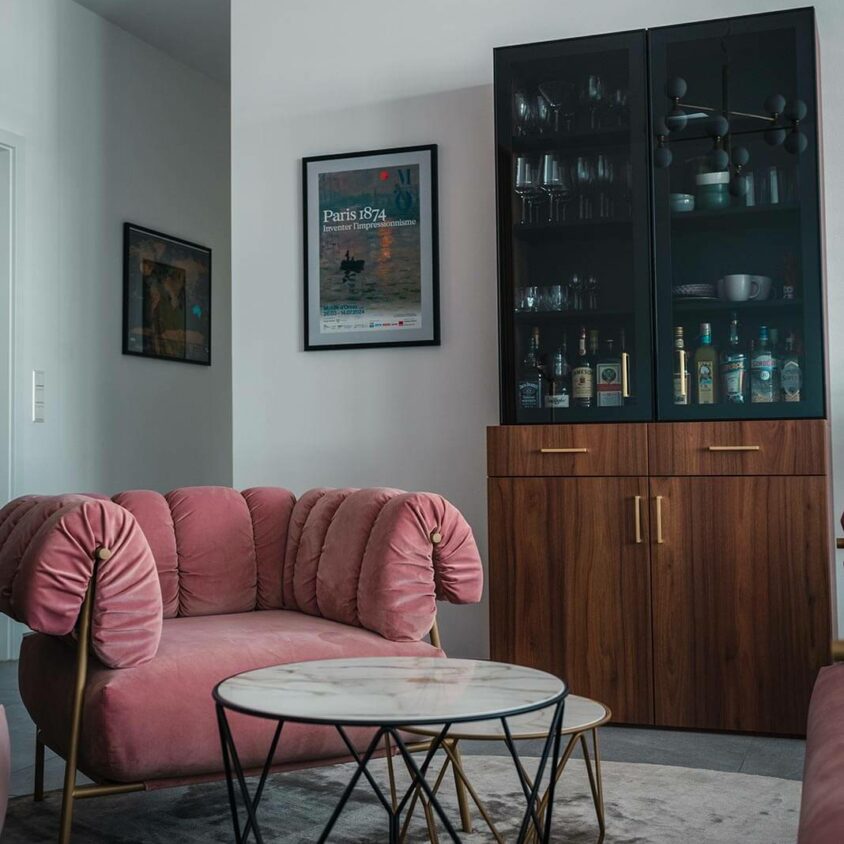 Aménagement intérieur de salon à Hespérange au Luxembourg - Buffet sur mesure réalisé par BeHome Interiors et fauteuils Bonaldo