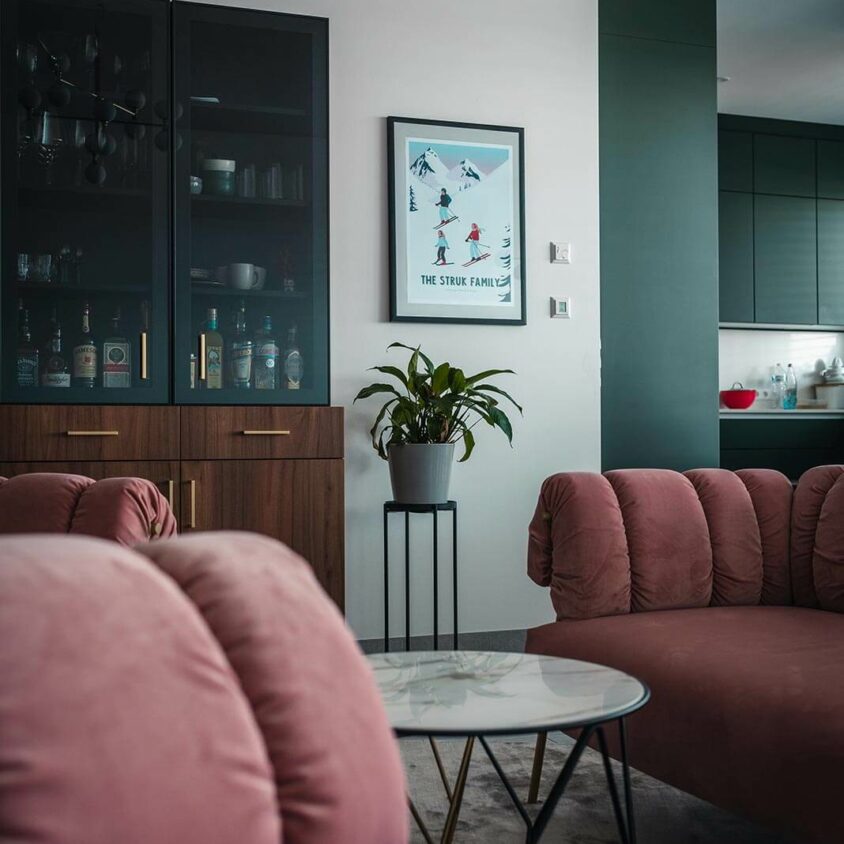 Aménagement intérieur de salon à Hespérange au Luxembourg - Buffet sur mesure réalisé par BeHome Interiors et fauteuils Bonaldo