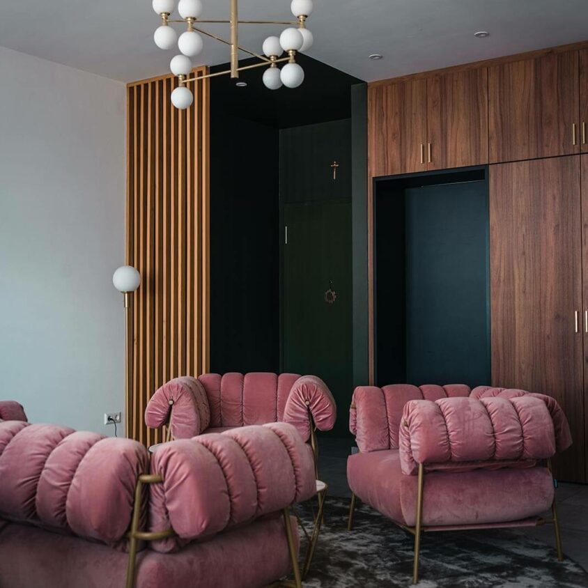 Aménagement intérieur de salon à Hespérange au Luxembourg - Armoire sur mesure réalisée par BeHome Interiors et fauteuils Bonaldo