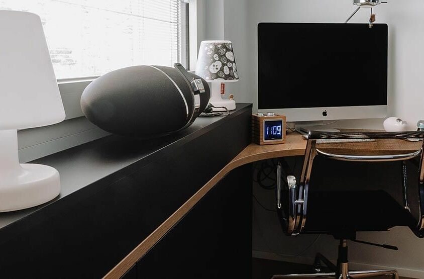 Bureau sur mesure avec arrondi réalisé à Bruxelles