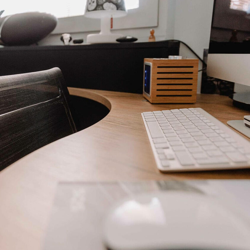 Meuble Bureau sur mesure avec arrondi réalisé à Bruxelles