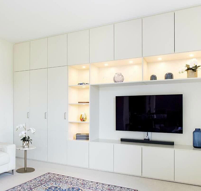 Meuble TV sur mesure à Genève avec placards et éclairage