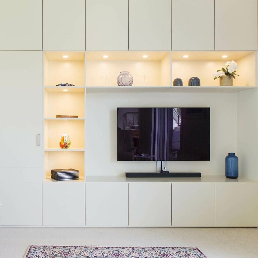 Meuble TV sur mesure à Genève avec placards et éclairage