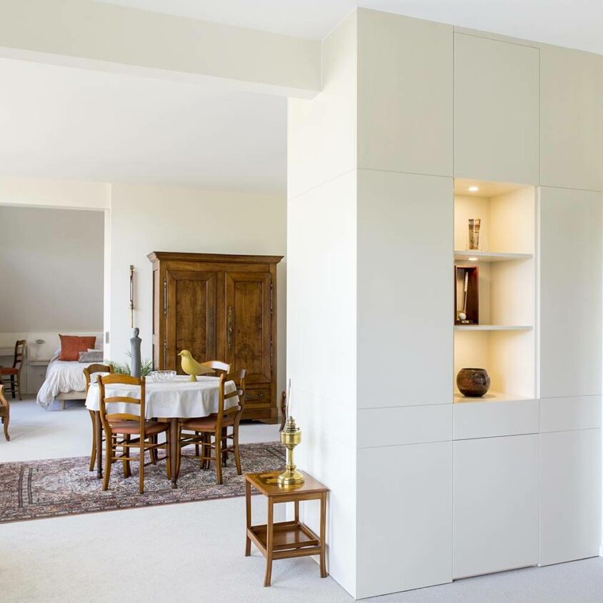 Aménagement intérieur de salon mesure à Genève avec placards et éclairage