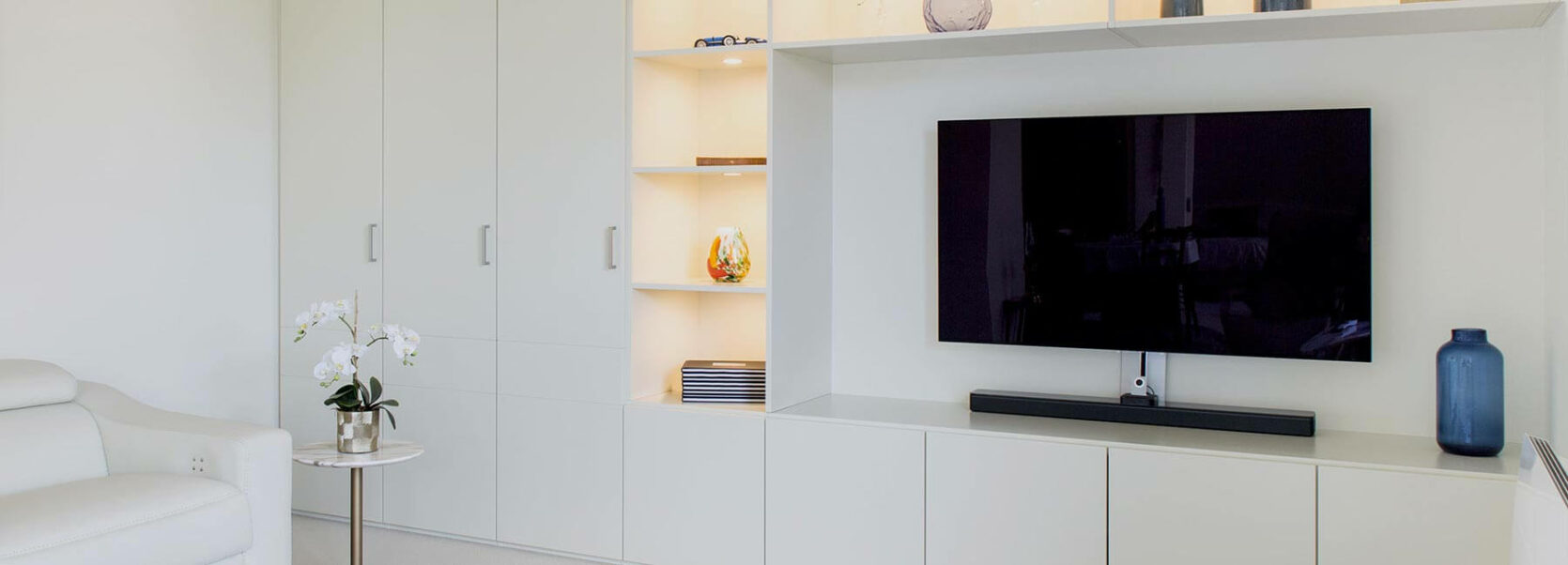Meuble TV sur mesure à Genève avec placards et éclairage