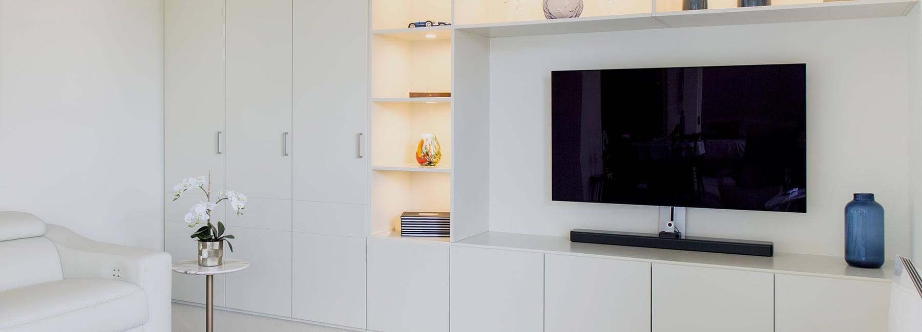 Meuble TV sur mesure à Genève avec placards et éclairage