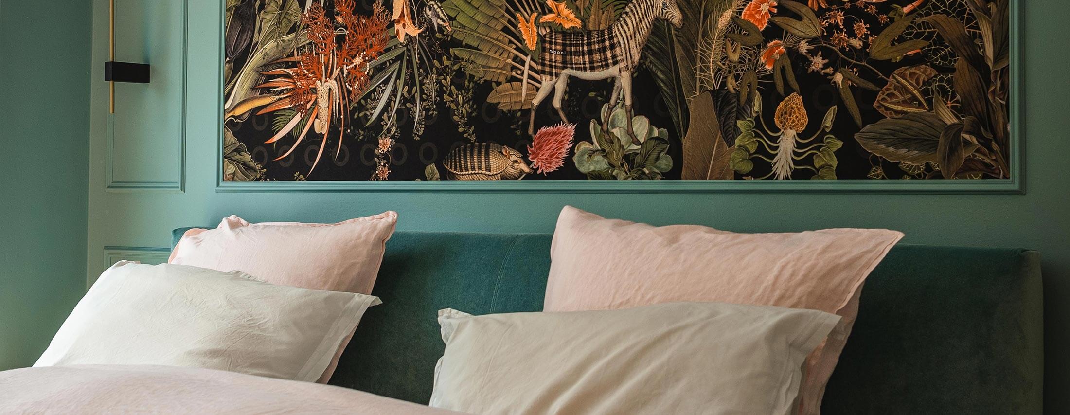 Aménagement de chambre à Lenningen avec mur décoré tapisserie