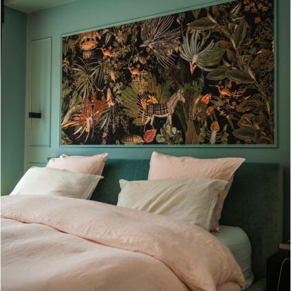 Aménagement de chambre à Lenningen avec mur tapissé et peint