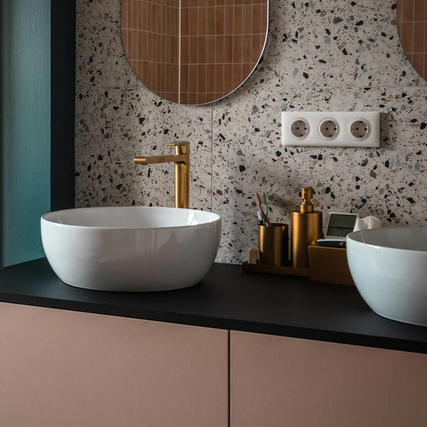 Aménagement de salle de bain à Lenningen avec accessoires et robinets dorés