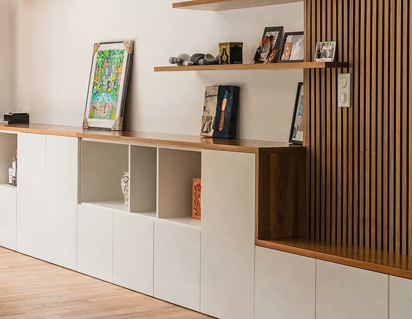 Aménagement de salon à Lenningen avec grands meubles mur de rangement et bibliothèque