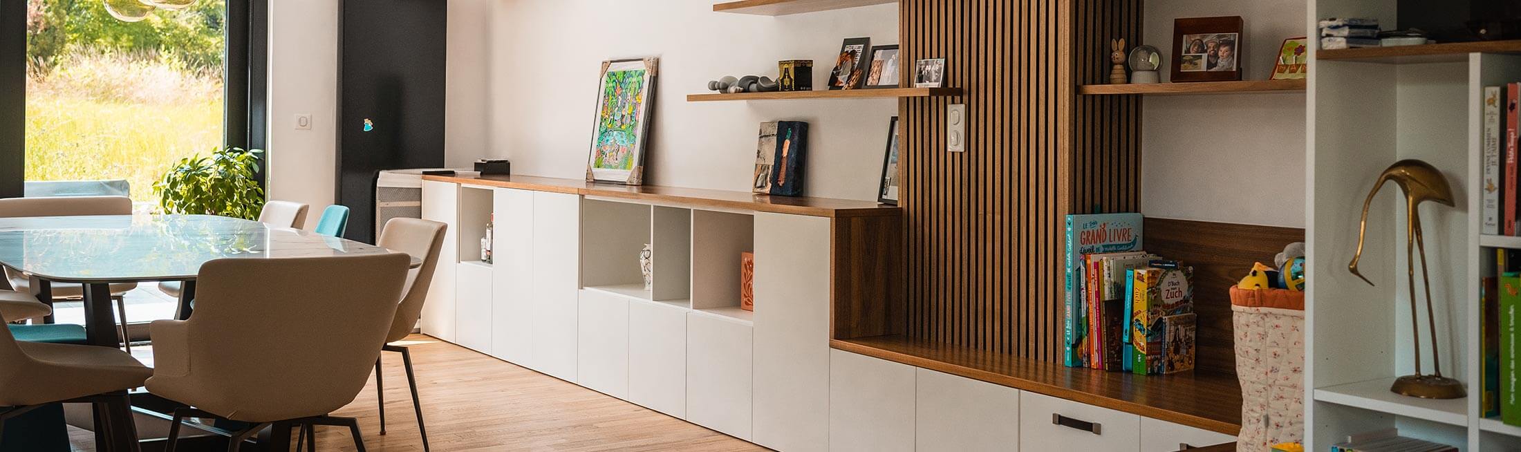 Aménagement de salon à Lenningen avec grands meubles mur de rangement et bibliothèque