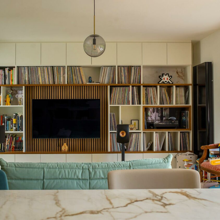 Aménagement de salon à Lenningen avec grand meuble TV bibliothèque vinyles