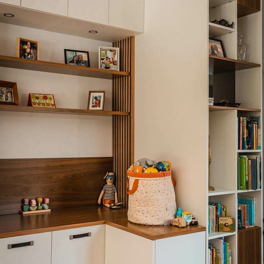 Aménagement de salon à Lenningen avec grand meuble mur de rangement