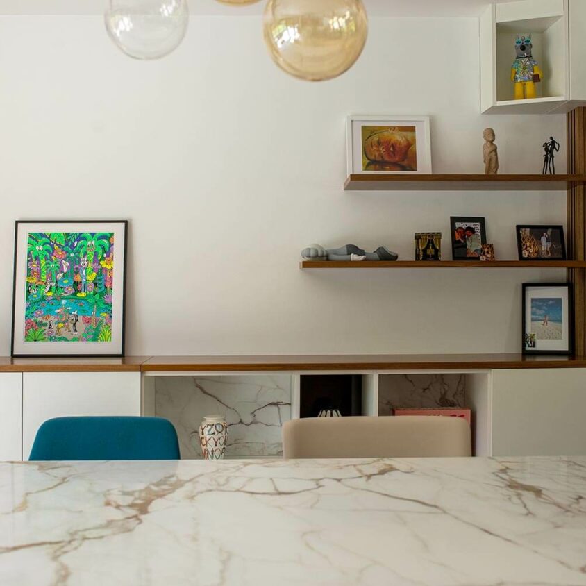 Aménagement de salon à Lenningen avec grand meuble mur de rangement