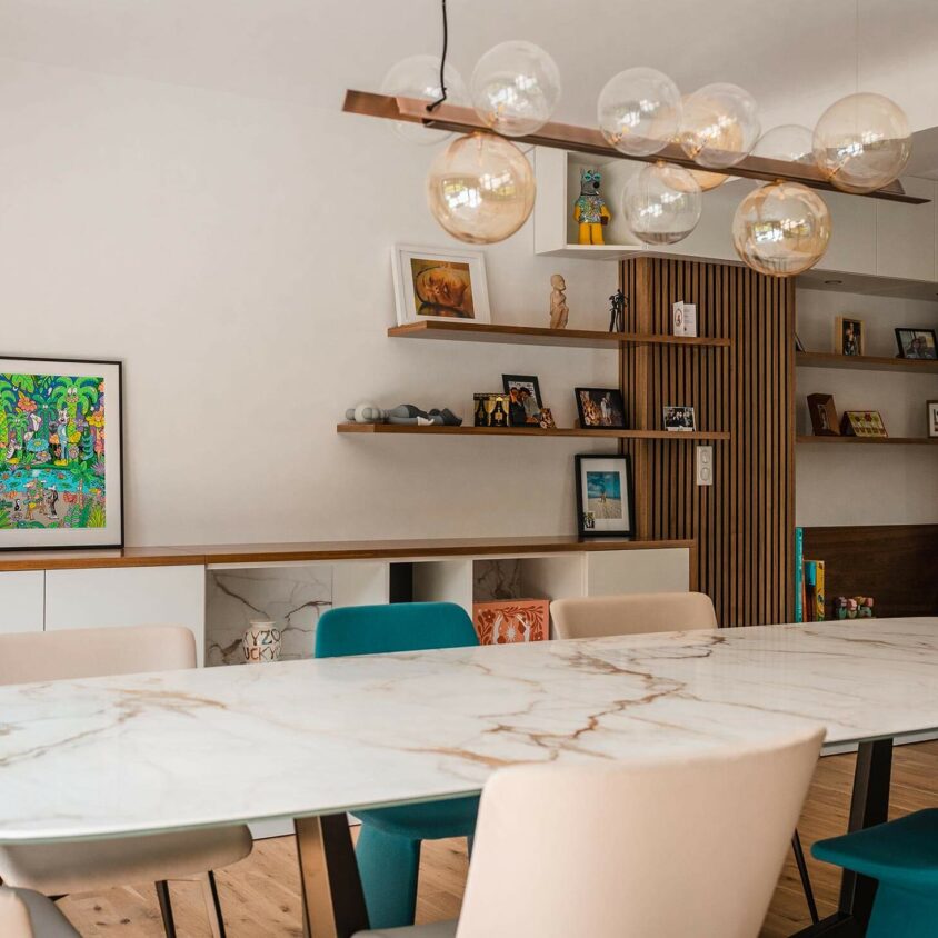 Aménagement de salon à Lenningen avec grand meuble mur de rangement et table Bonaldo