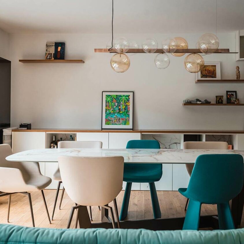 Aménagement de salon à Lenningen avec grand meuble mur de rangement et table Bonaldo