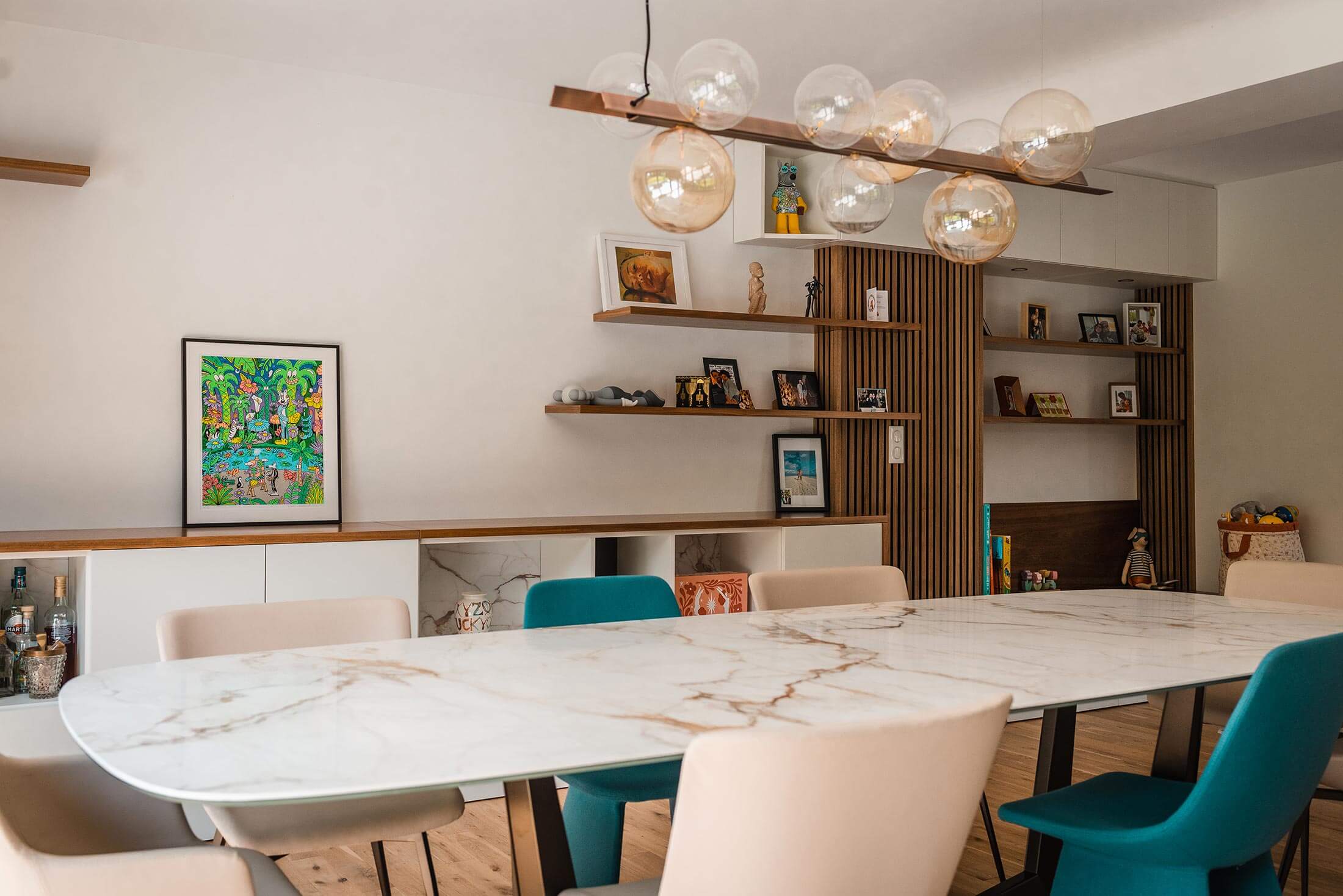 Aménagement de salon à Lenningen avec grand meuble mur de rangement et table Bonaldo