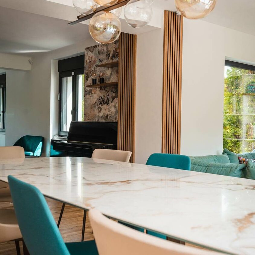 Aménagement de salon à Lenningen avec grand meuble mur de rangement et table Bonaldo