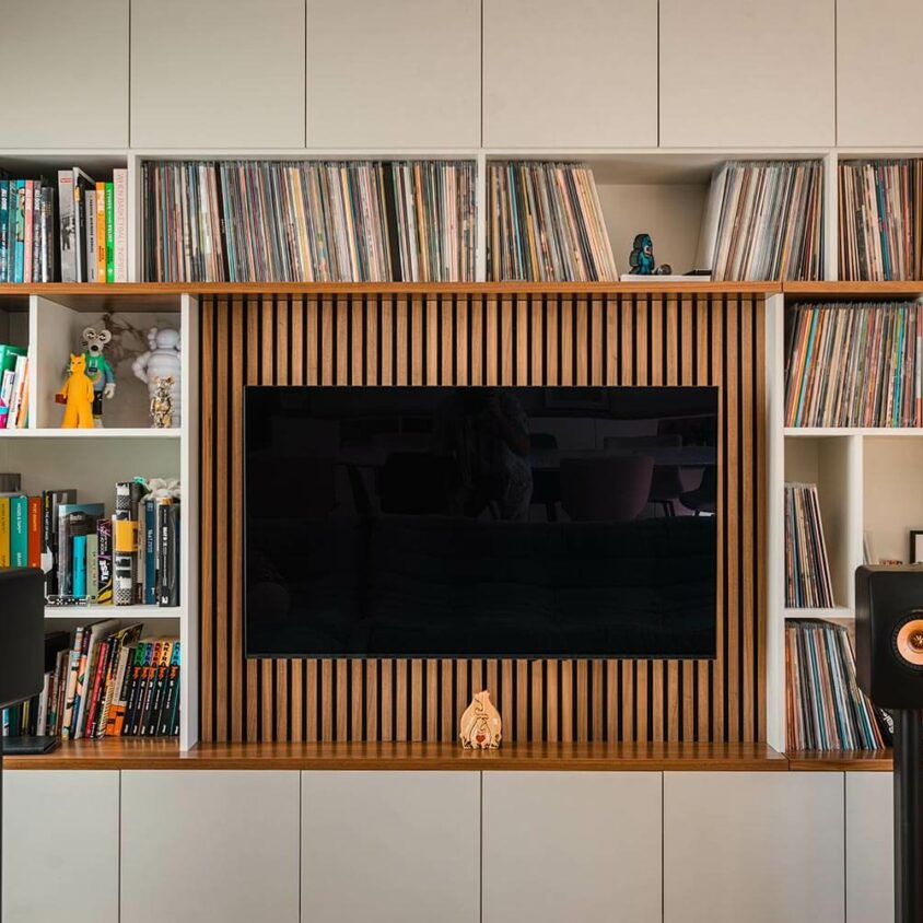 Aménagement de salon à Lenningen avec grand meuble TV bibliothèque vinyle