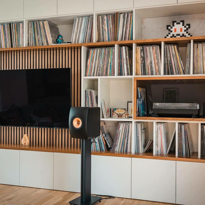 Aménagement de salon à Lenningen avec grand meuble TV bibliothèque pour vinyles