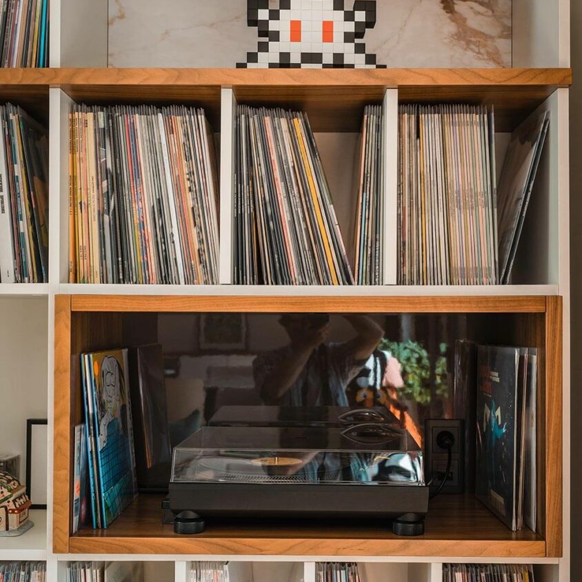 Aménagement de salon à Lenningen avec grand meuble TV bibliothèque platine vinyle