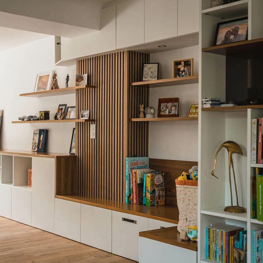 Aménagement de salon à Lenningen avec grand meuble mur de rangement