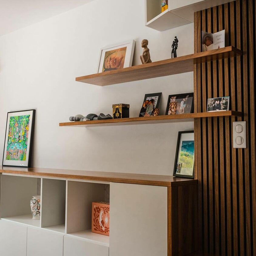 Aménagement de salon à Lenningen avec grand meuble mur de rangement