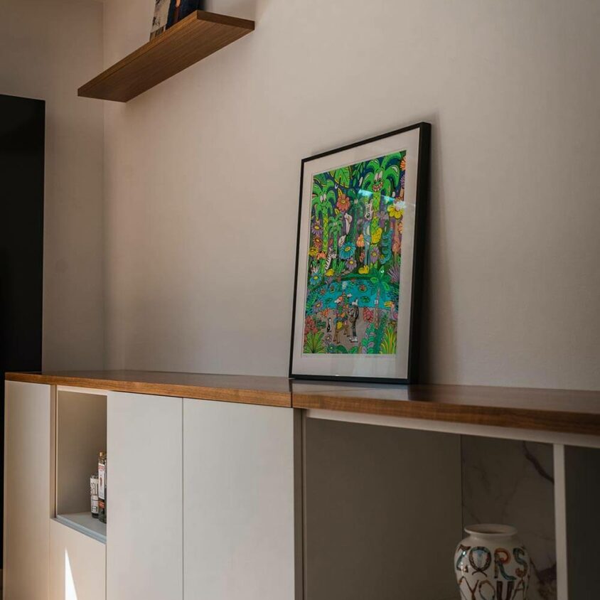 Aménagement de salon à Lenningen avec grand meuble mur de rangement