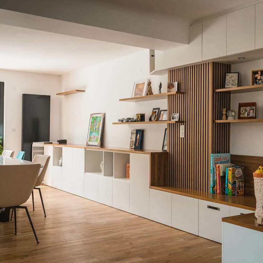 Aménagement de salon à Lenningen avec grand meuble mur de rangement
