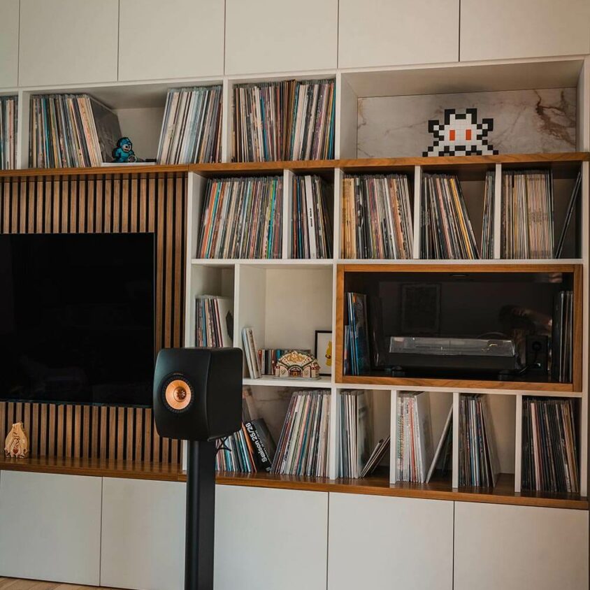 Aménagement de salon à Lenningen avec grand meuble mur de rangement pour vinyles