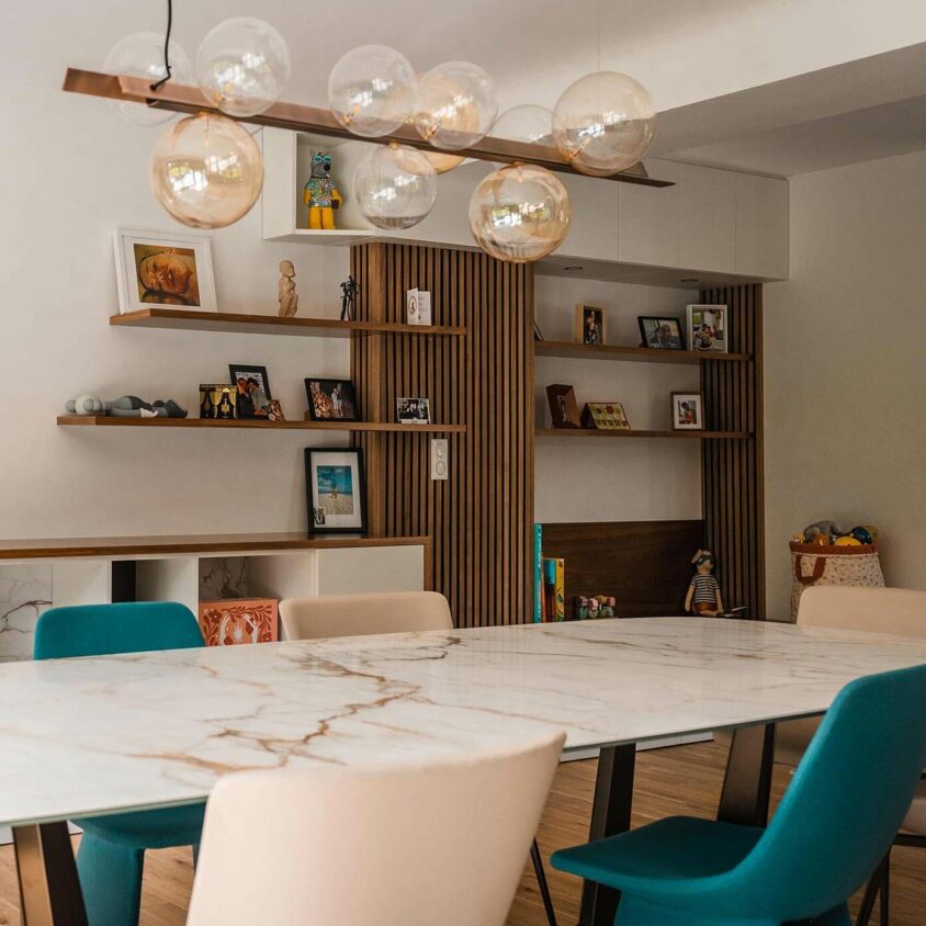 Aménagement de salon à Lenningen avec grand meuble mur de rangement