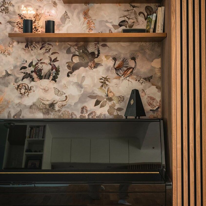 Aménagement de salon à Lenningen avec mur tapissé et piano