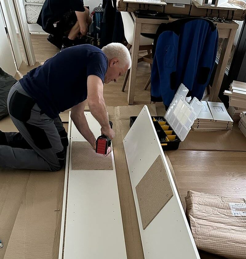 Montage de Grande Bibliothèque murale sur mesure à Belvaux au Luxembourg