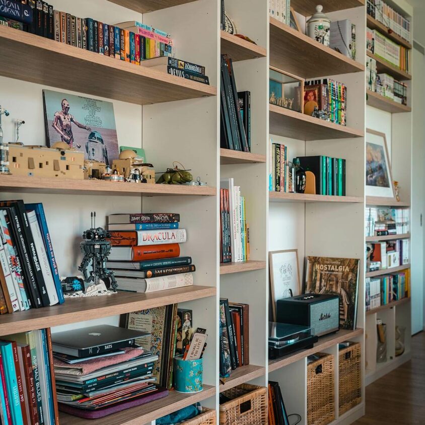 Grande Bibliothèque sur mesure réalisée à Belvaux au Luxembourg avec profondeur variable