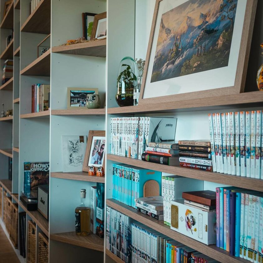Bibliothèque sur mesure réalisée à Belvaux au Luxembourg avec mangas objets décos