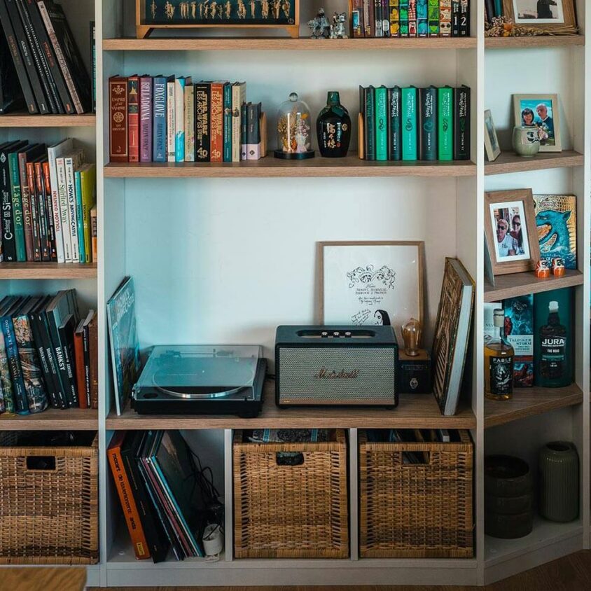 Bibliothèque sur mesure réalisée à Belvaux au Luxembourg avec platine vinyle