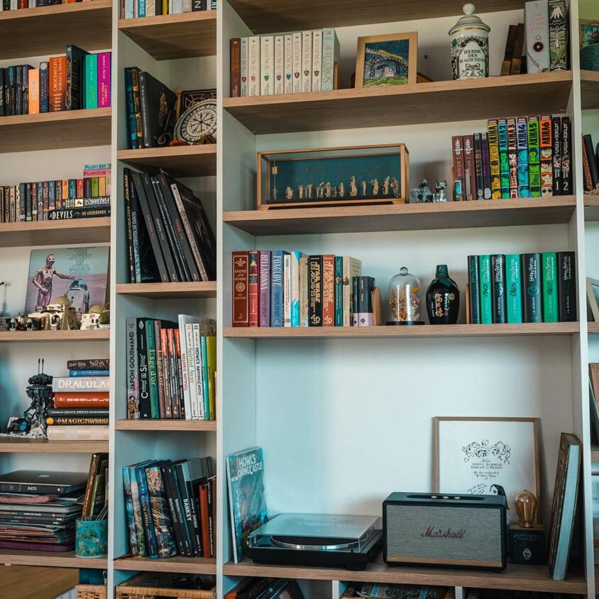 Bibliothèque sur mesure réalisée à Belvaux au Luxembourg avec platine vinyle