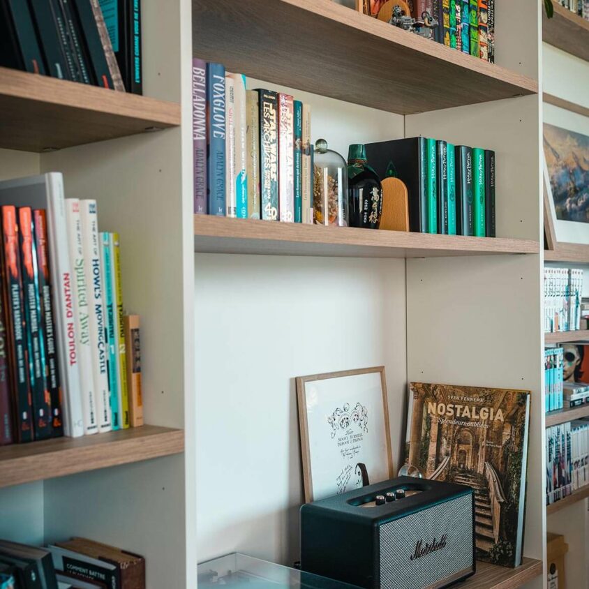 Bibliothèque sur mesure réalisée à Belvaux au Luxembourg avec platine vinyle