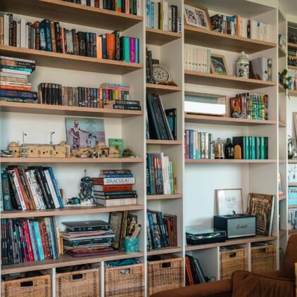 Grande Bibliothèque murale sur mesure réalisée à Belvaux au Luxembourg