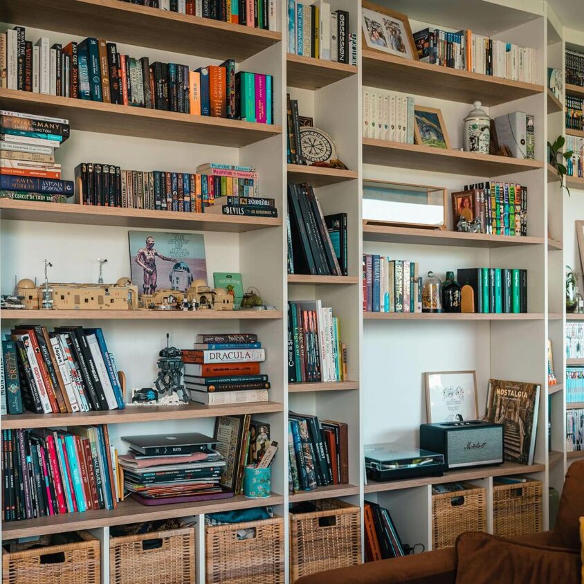 Grande Bibliothèque murale sur mesure réalisée à Belvaux au Luxembourg