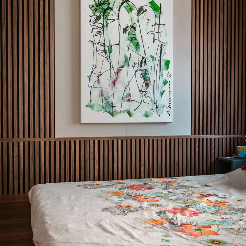 Aménagement d'intérieur d'une chambre surélevée avec deux marches à Beggen au Luxembourg