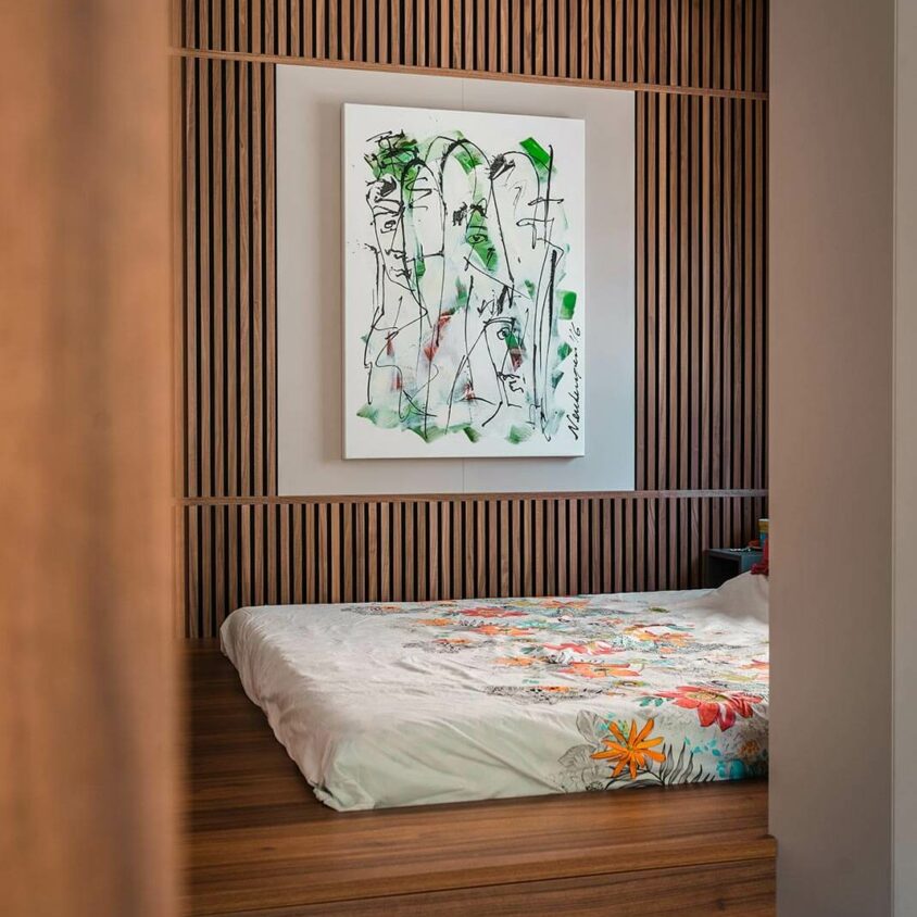 Aménagement d'intérieur d'une chambre surélevée avec deux marches à Beggen au Luxembourg