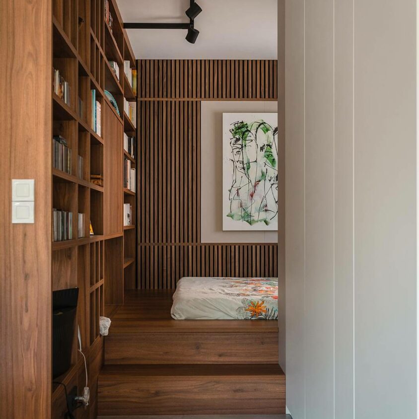 Aménagement d'intérieur d'une chambre surélevée avec deux marches à Beggen au Luxembourg