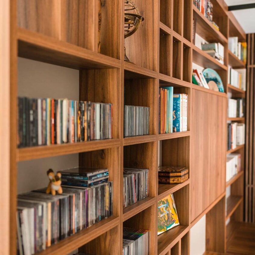 Aménagement d'intérieur d'un salon et d'une chambre à Beggen avec bibliothèque au Luxembourg