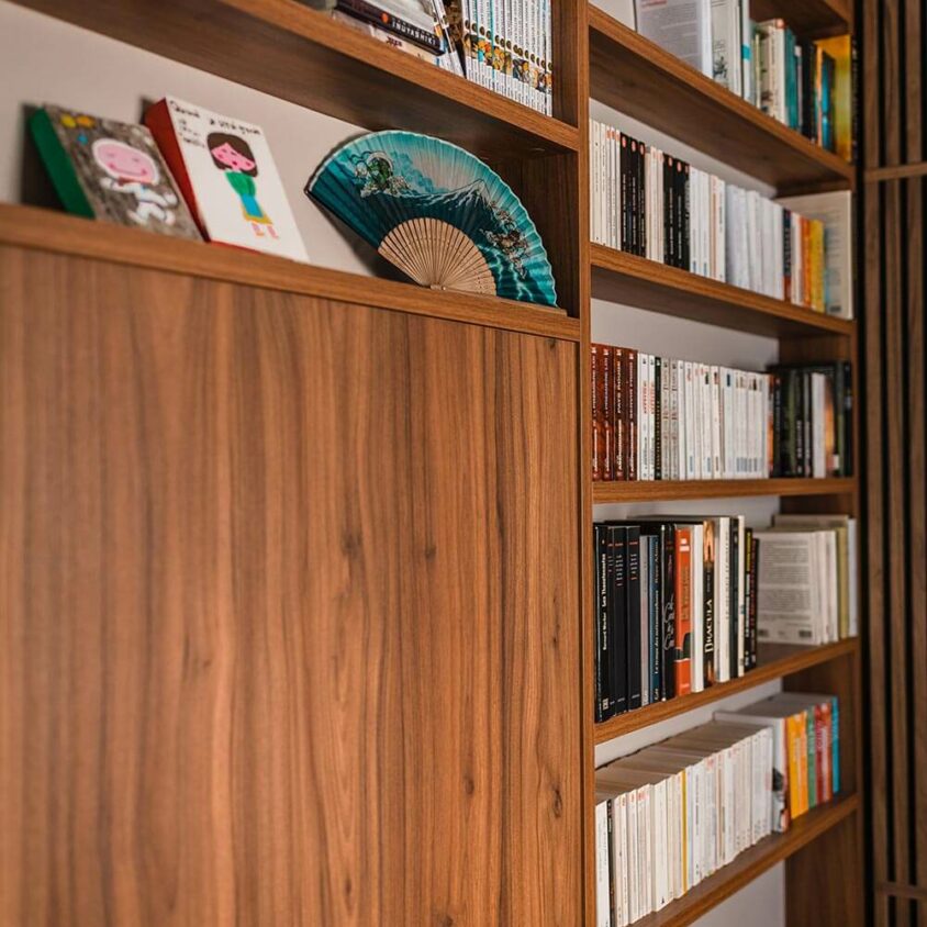 Aménagement d'intérieur d'un salon et d'une chambre à Beggen avec bibliothèque au Luxembourg